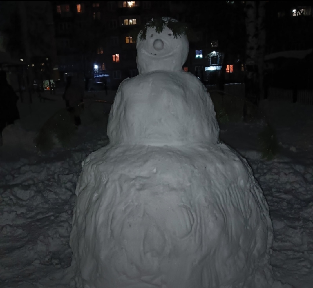 Снеговик в Междуреченске. Скульптуры Междуреченска. Студенты лепят из снега. Белый снег слепит глаза
