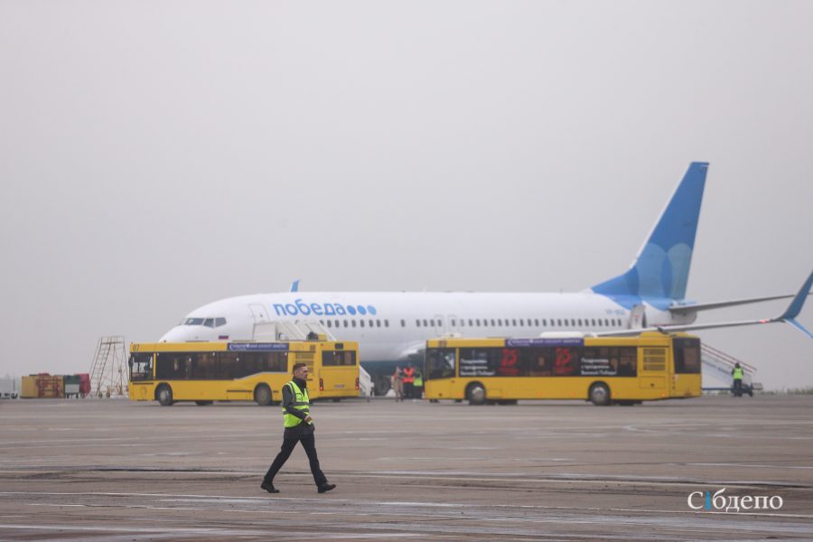В аэропорту Кемерова две пожарные машины заливали самолёт водой