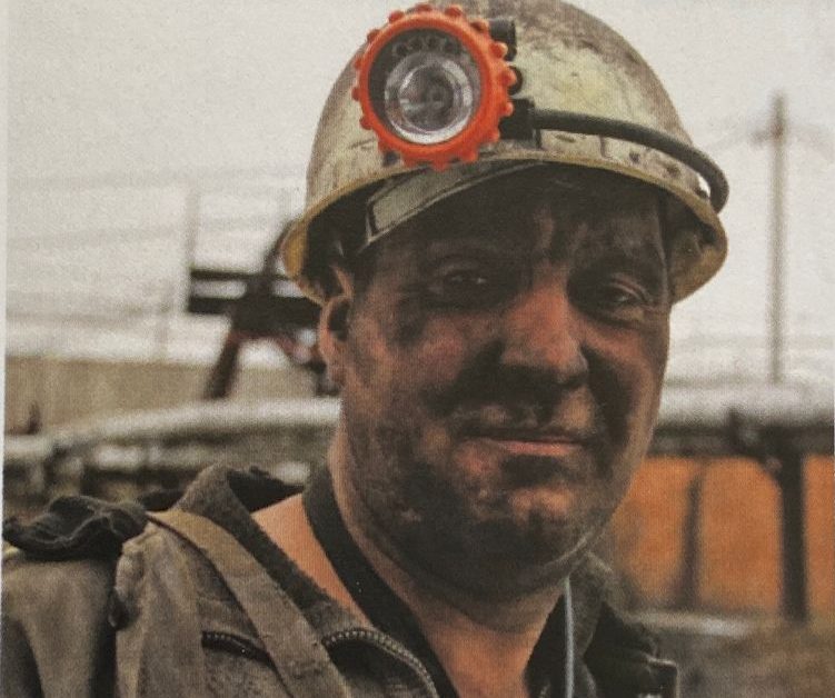 Мог выжить, но остался спасать других: о погибшем шахтёре «Листвяжной» рассказала его дочь