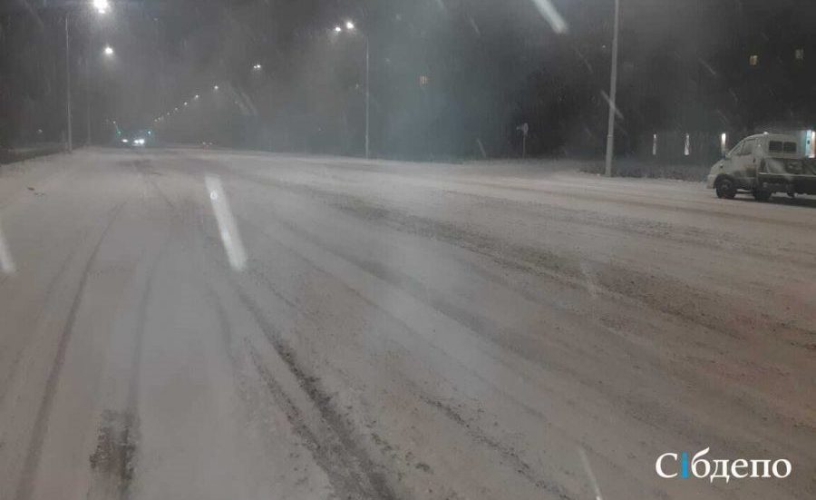 Совсем не чистят: власти городов Кузбасса раскритиковали за снег на улицах