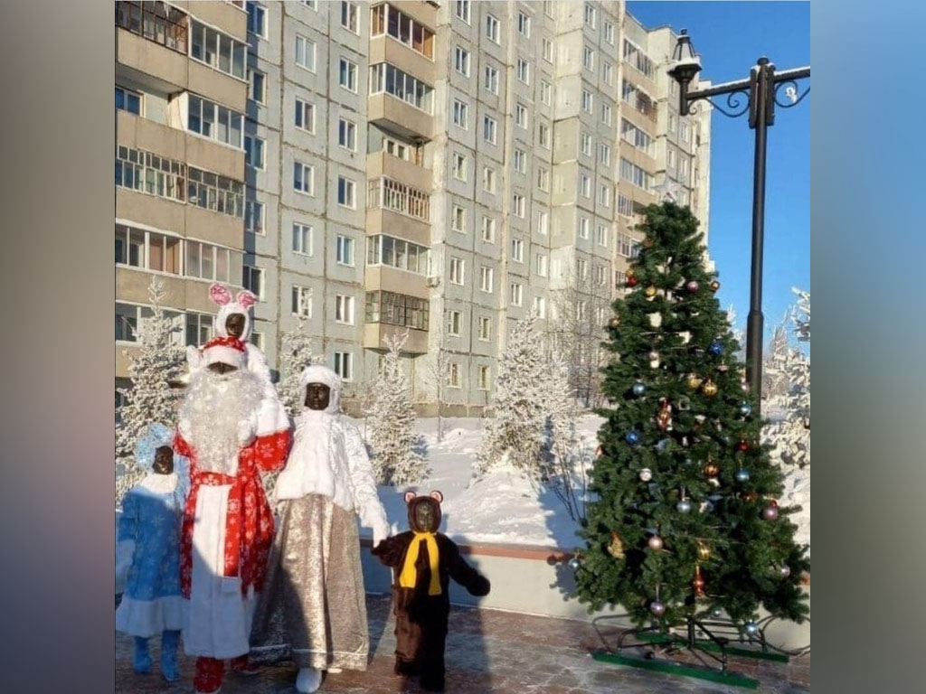 К нам приходит BLM: в Сибири появились чёрные Дед Мороз и Снегурочка