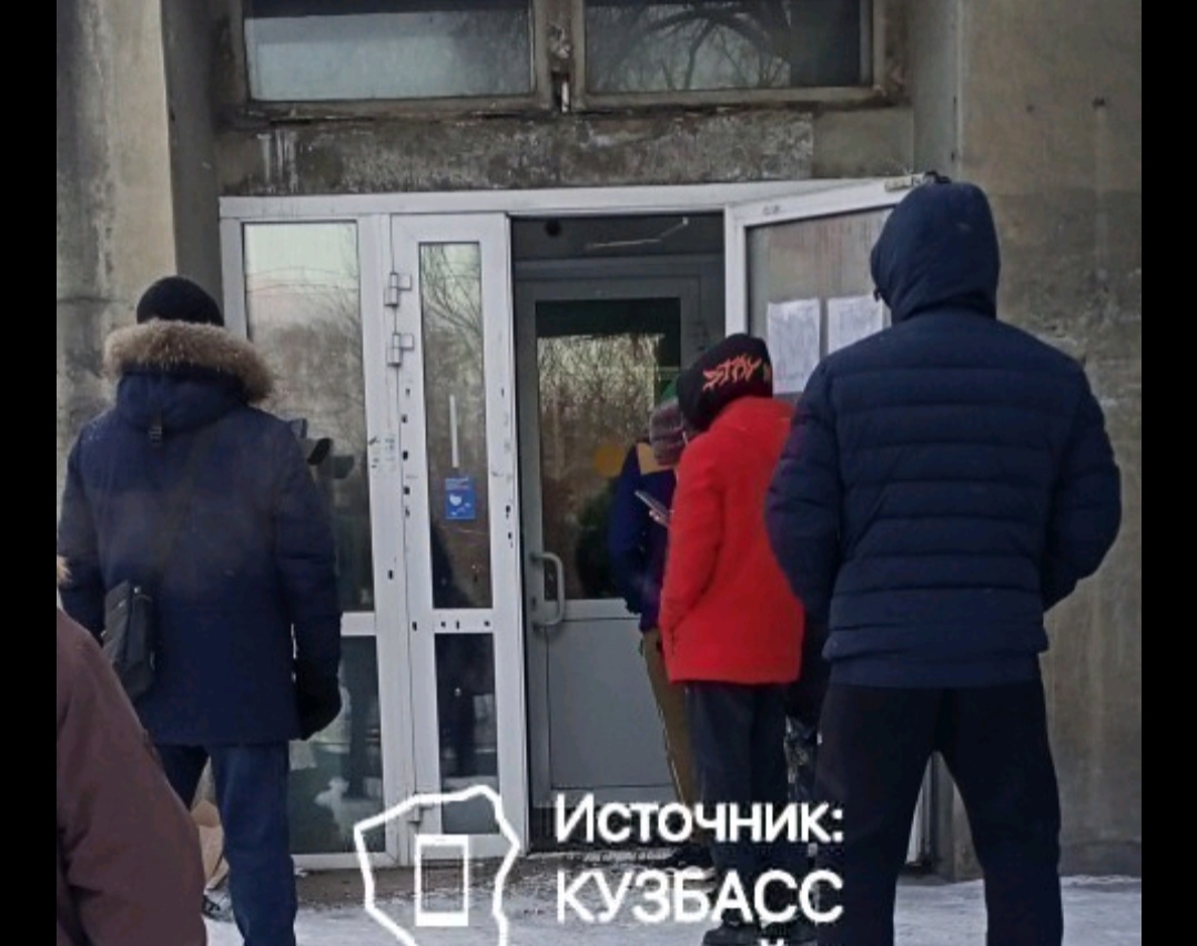 В Новокузнецке люди устроили большую очередь на морозе