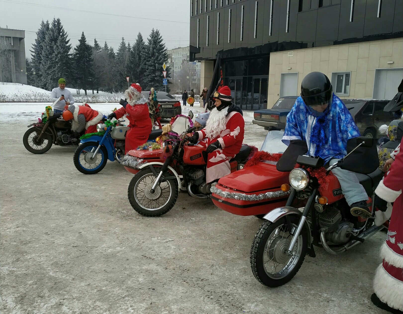 В Новокузнецке Дед Мороз устроил шоу на мотоциклах