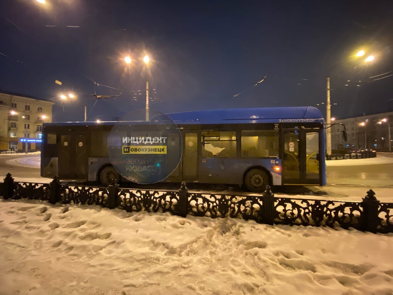 В Новокузнецке водитель оставил на дороге разбитый автобус