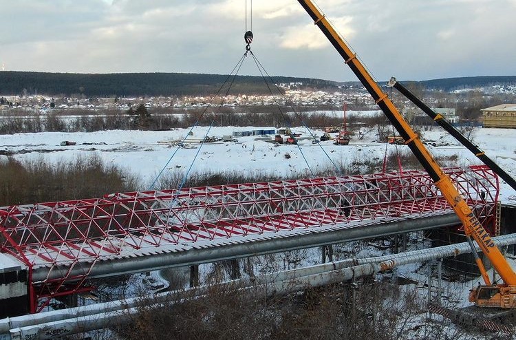 Строительство «хрустальной» прогулочной зоны в Кемерове показали с необычного ракурса