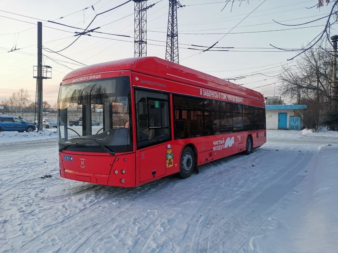 Глава Новокузнецка показал новые экологичные автобусы