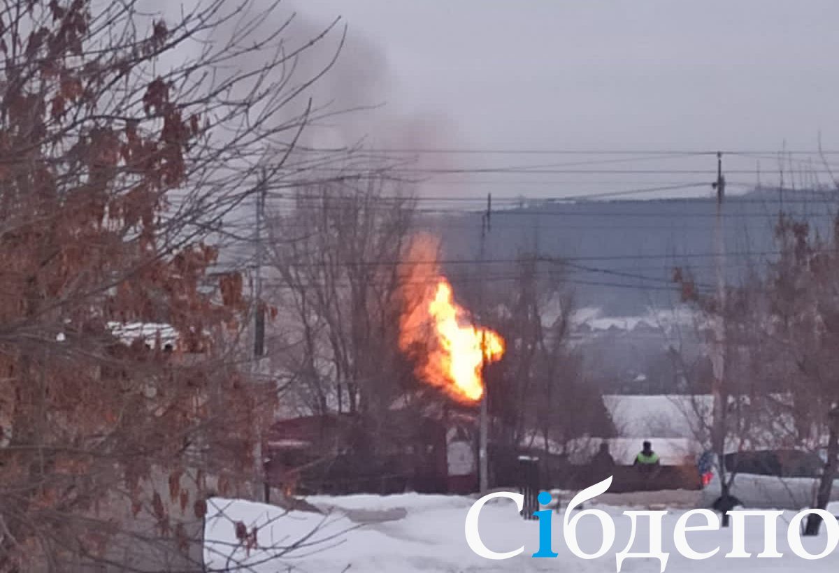 В Новокузнецке возле ТЦ полыхает частная постройка