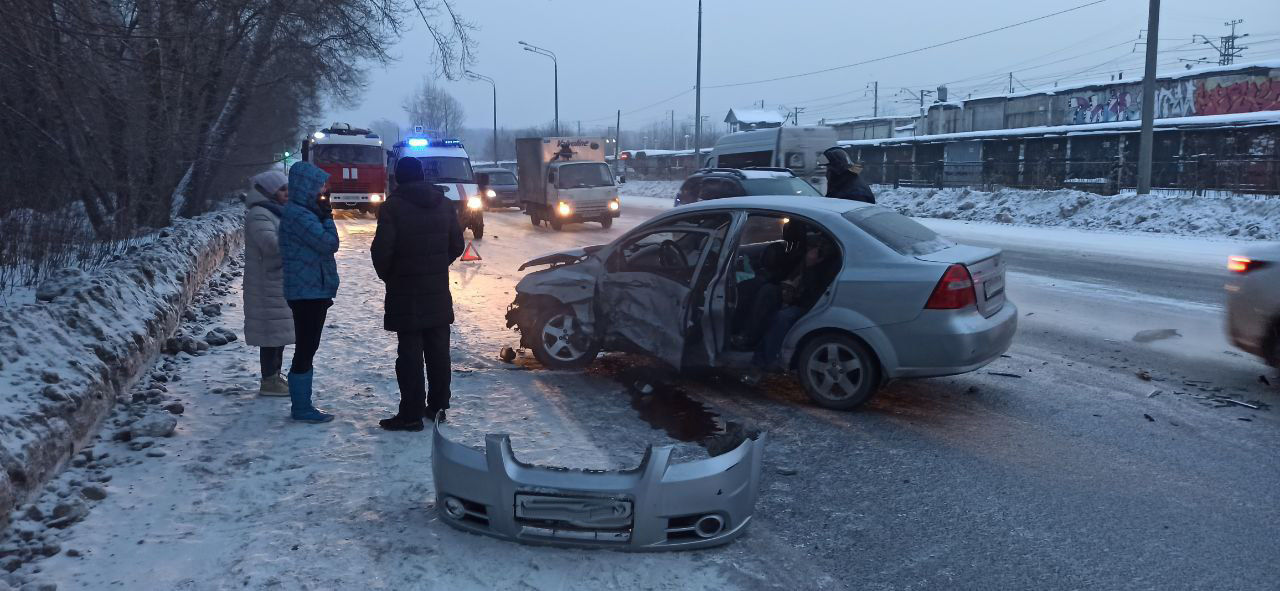 Почти всмятку! В Новокузнецке в серьёзном ДТП пострадал человек