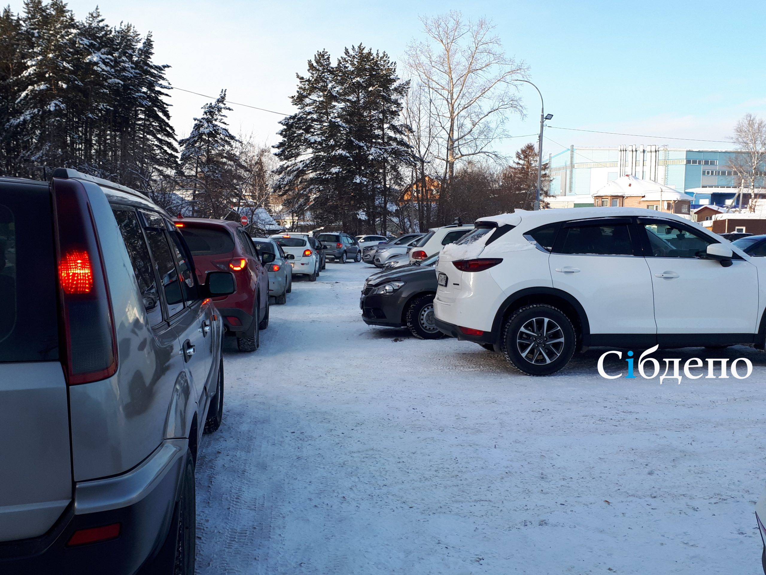 Не хватило места»: в популярном парке Кемерова образовались гигантские  пробки • 17.01.2022 • Новости • Сибдепо