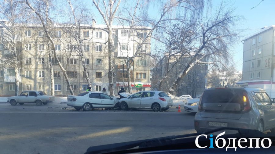 В лобовом столкновении на Волгоградской в Кемерове пострадало четыре человека