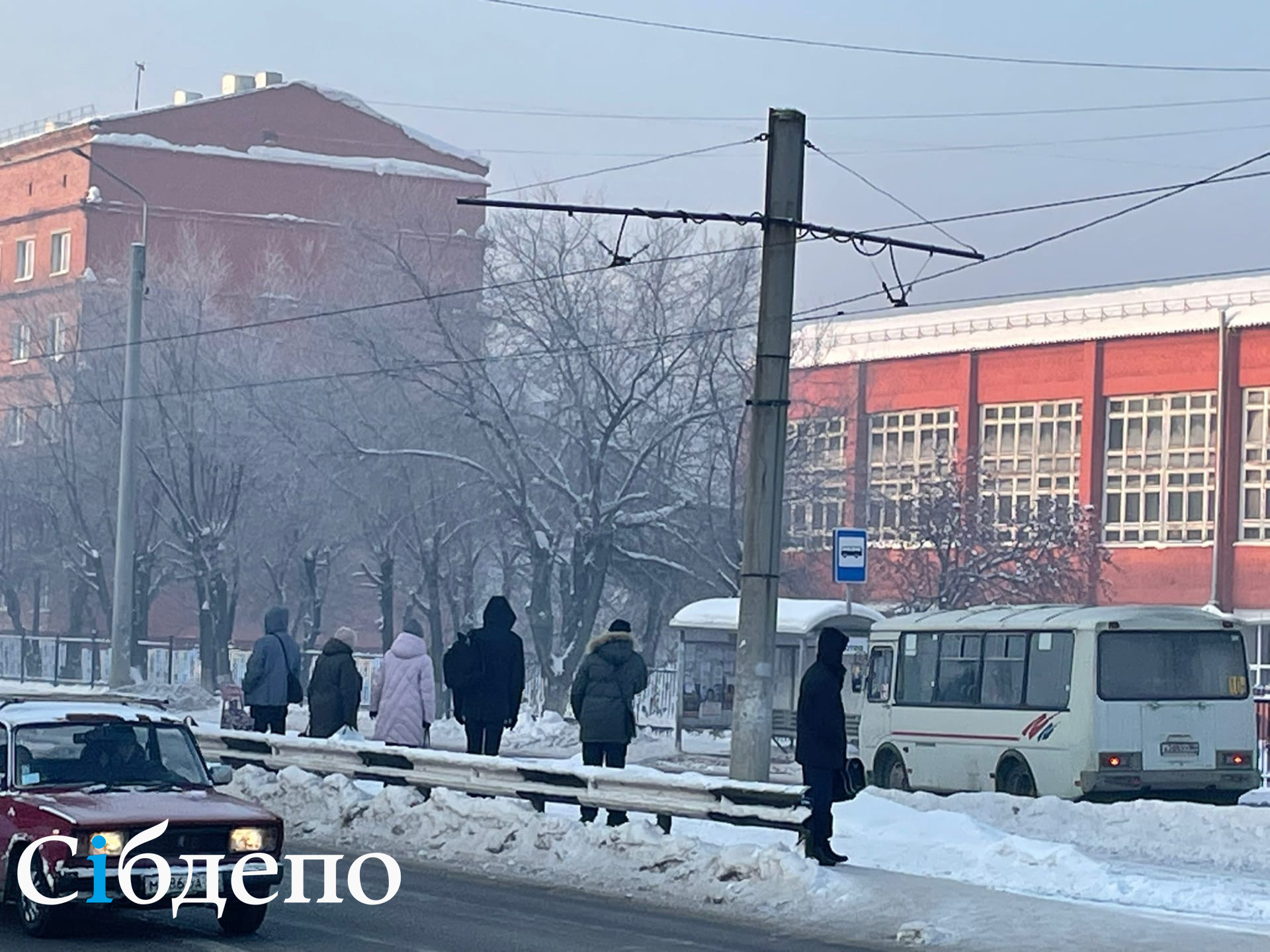 Водитель заболел: жители Кемерова остались без единственной маршрутки