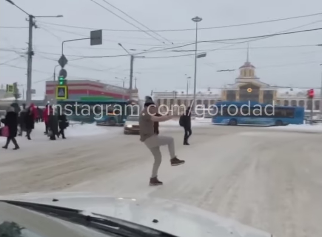 В Новокузнецке водитель танцевал на проезжей части в разных местах