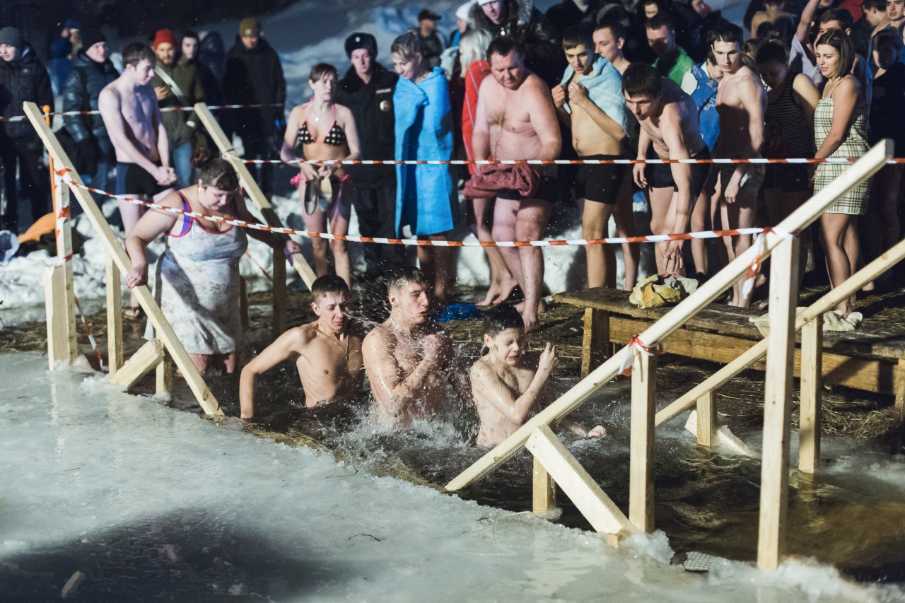 Крещение прорубь. Администрация ардатов крещенские купания. Крещение студентки ирины. Сколько купался. 19 января крещение господне купание.