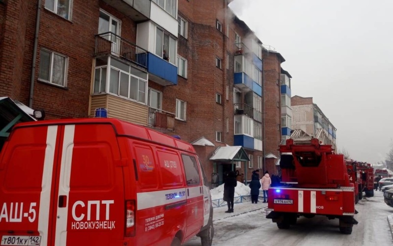 Пожарным удалось спасти троих жителей Кузбасса из задымлённой пятиэтажки