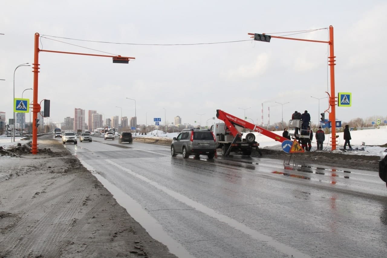 На оживлённой дороге Кемерова водителям придётся внезапно тормозить