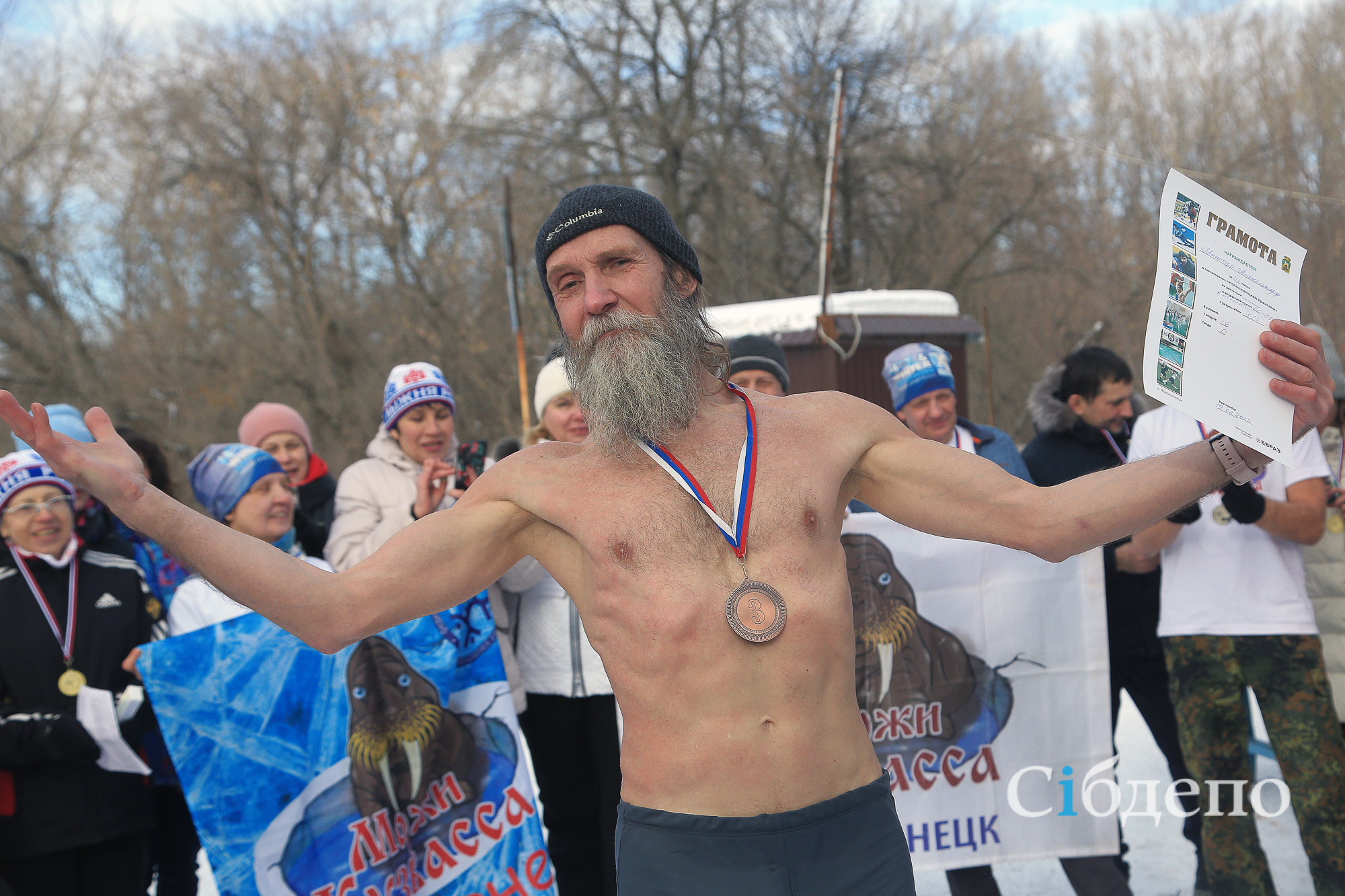 Бег без одежды, плавание в ледяной воде и лыжи: как в Новокузнецке прошли соревнования по криатлону