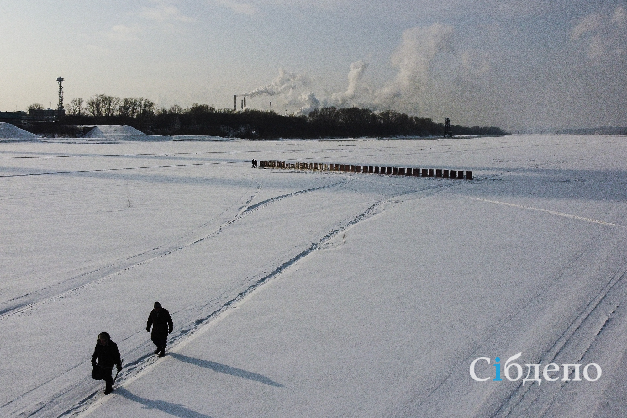 Удивительная конструкция на льду Томи поразила жителей Кемерова