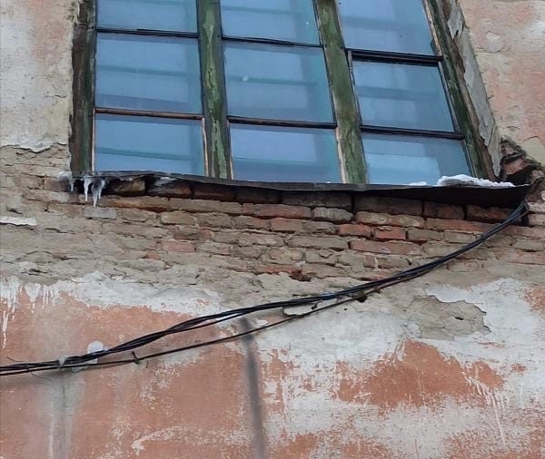 В Кузбассе дедушке прилетело по голове кирпичом от разваливающегося дома