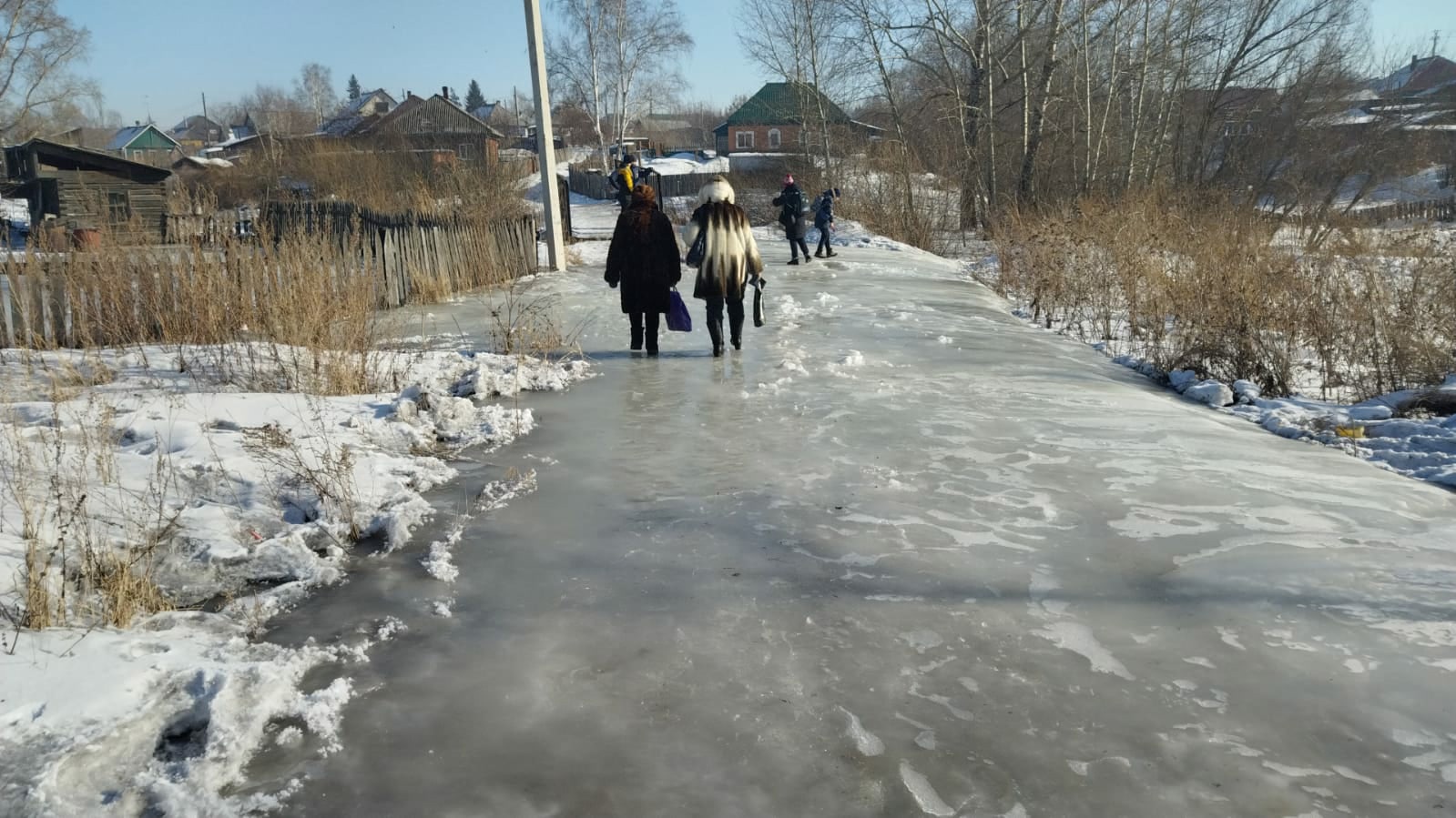 «Идти страшно!»: целый район кузбасского города превратился в каток из-за прорыва воды