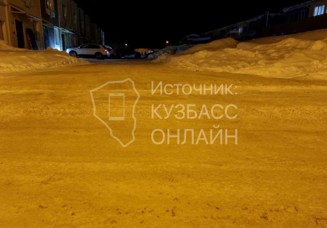 В Кемерове автолюбители ломают колёса о снежную ступеньку