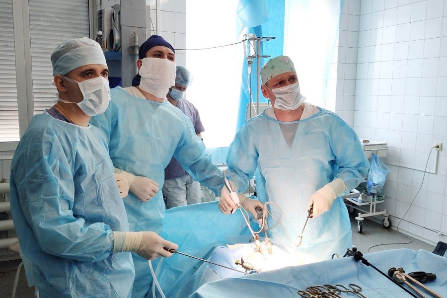Хирурги двух кузбасских больниц объединились, чтобы спасти мужчину с редкой аномалией