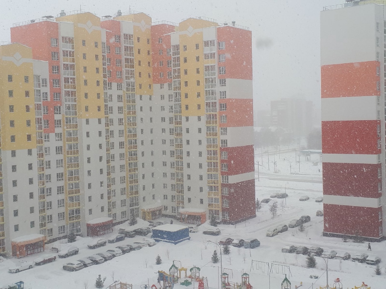 Пока, чёрные сугробы: в Кузбассе впервые за три недели начался снегопад