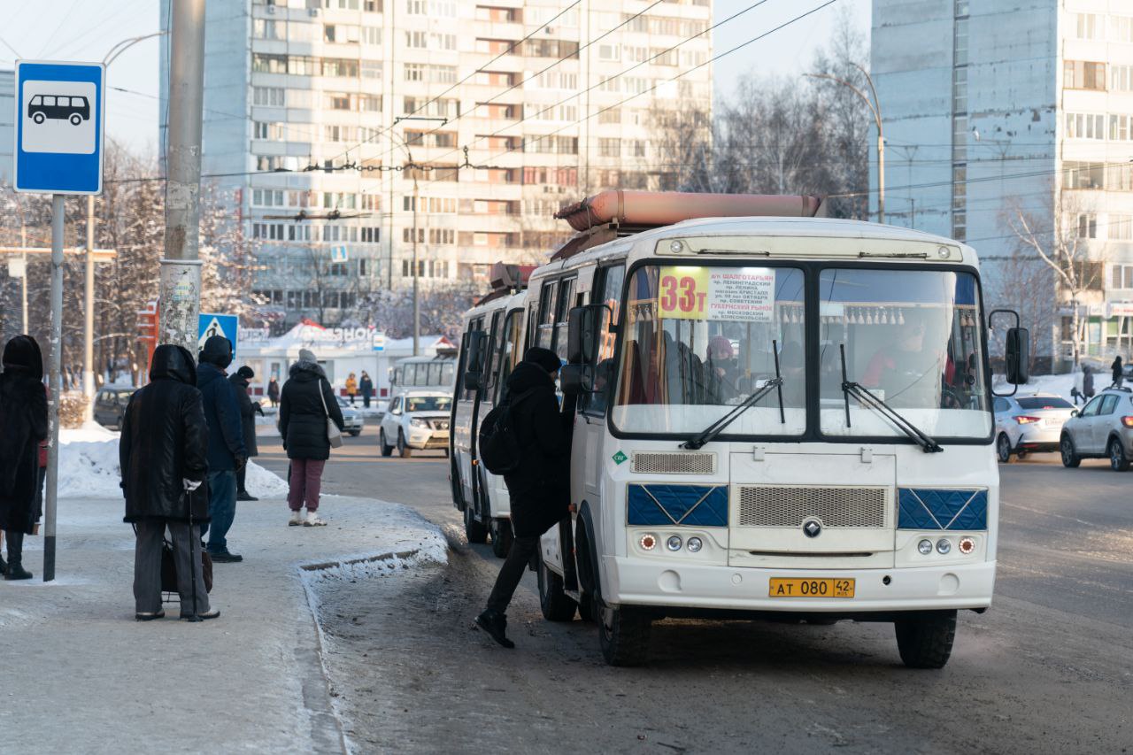 80 автобус кемерово. Автобусы 2022 Кемерово. Маршрутки Кемерово. Водитель маршрутки Кемерово. Автобус 33 Кемерово.