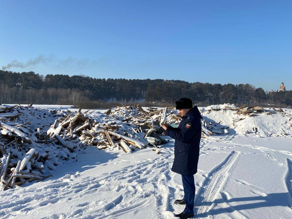 Прокуратура Кемеровского района заметила огромную свалку строительного мусора в Елыкаеве