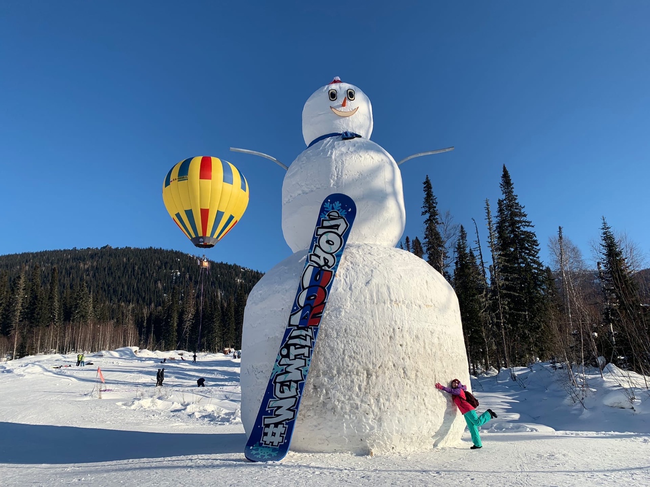 В Шерегеше достроили 13-метрового снеговика