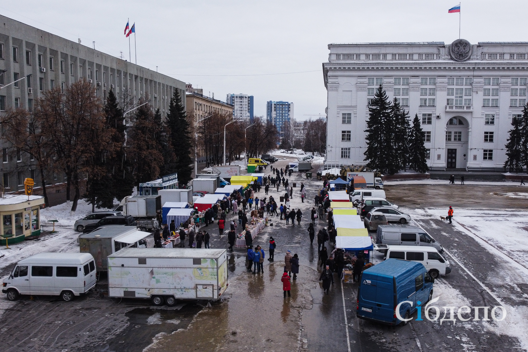 Время в кемерово сейчас. Кемерово сейчас. Республика Кемерово. Кемерово сегодня. Ярмарка на площади Кемерово.