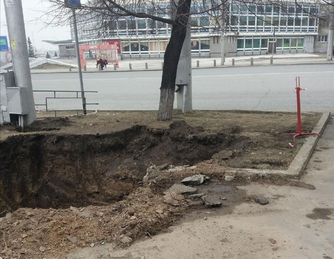 18 апреля 2020 г. Огромная яма. Гигантская яма. Дыра в дороге. Ямы в Кемерово.