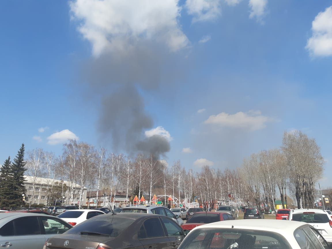 В одном из городов Кузбасса загорелся торговый центр