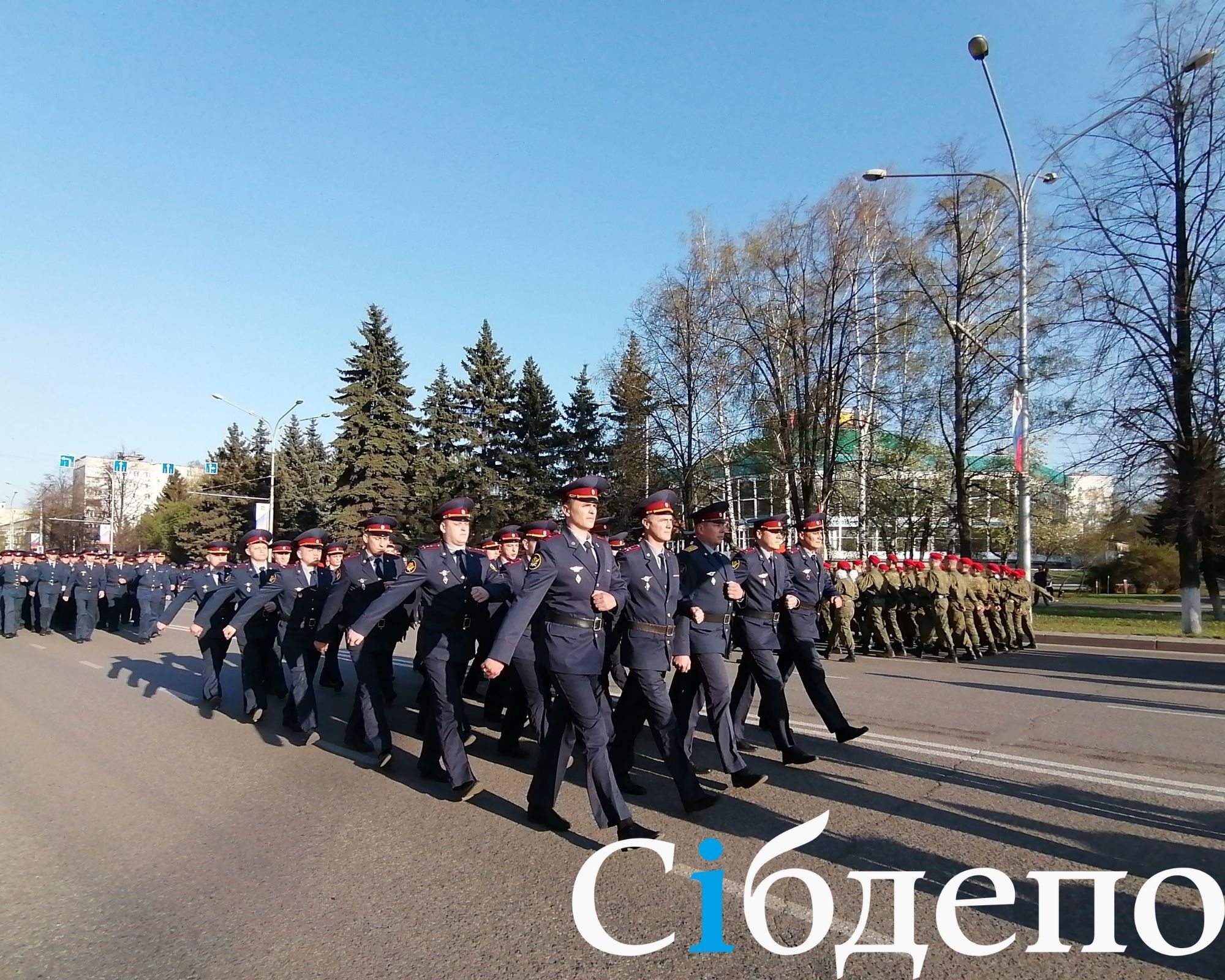 Мужчина разлёгся посреди дороги: в Новокузнецке прошла репетиция парада