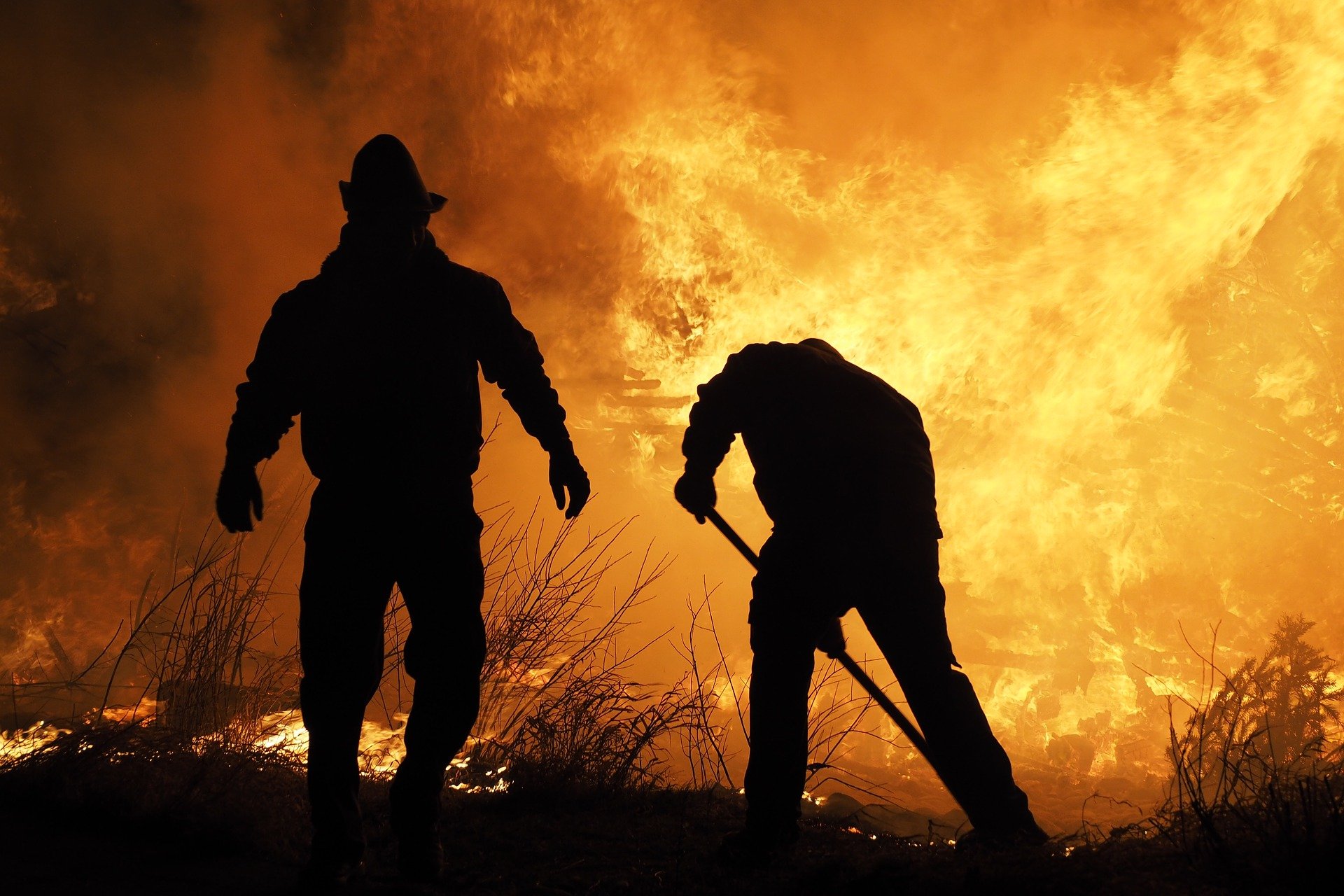 Три человека погибло, 98 домов сгорело: спасатели МЧС потушили страшный пожар в Кузбассе