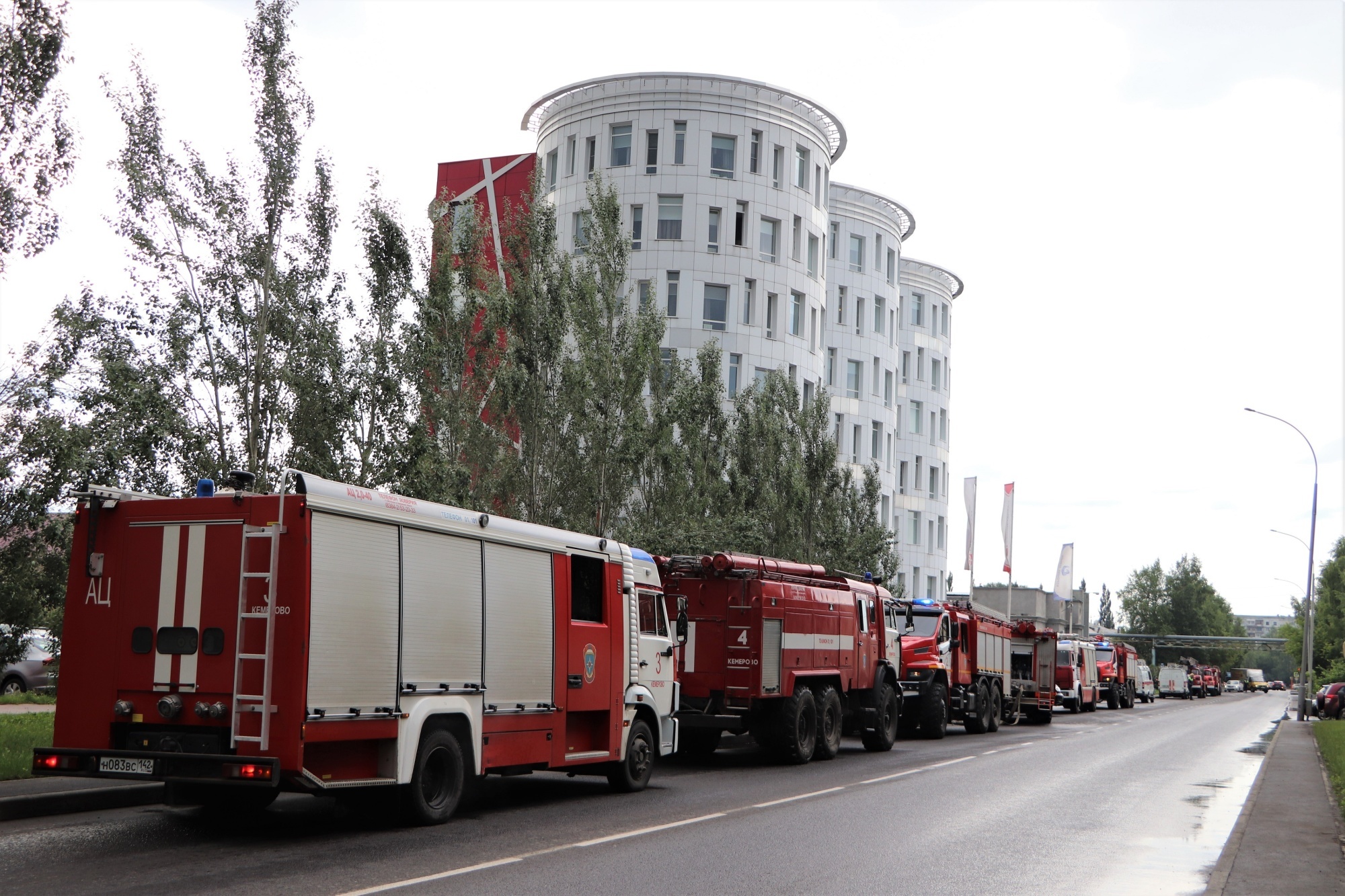 «Быстрое распространение огня»: экстренные службы стянулись к элитной гостинице Кемерова