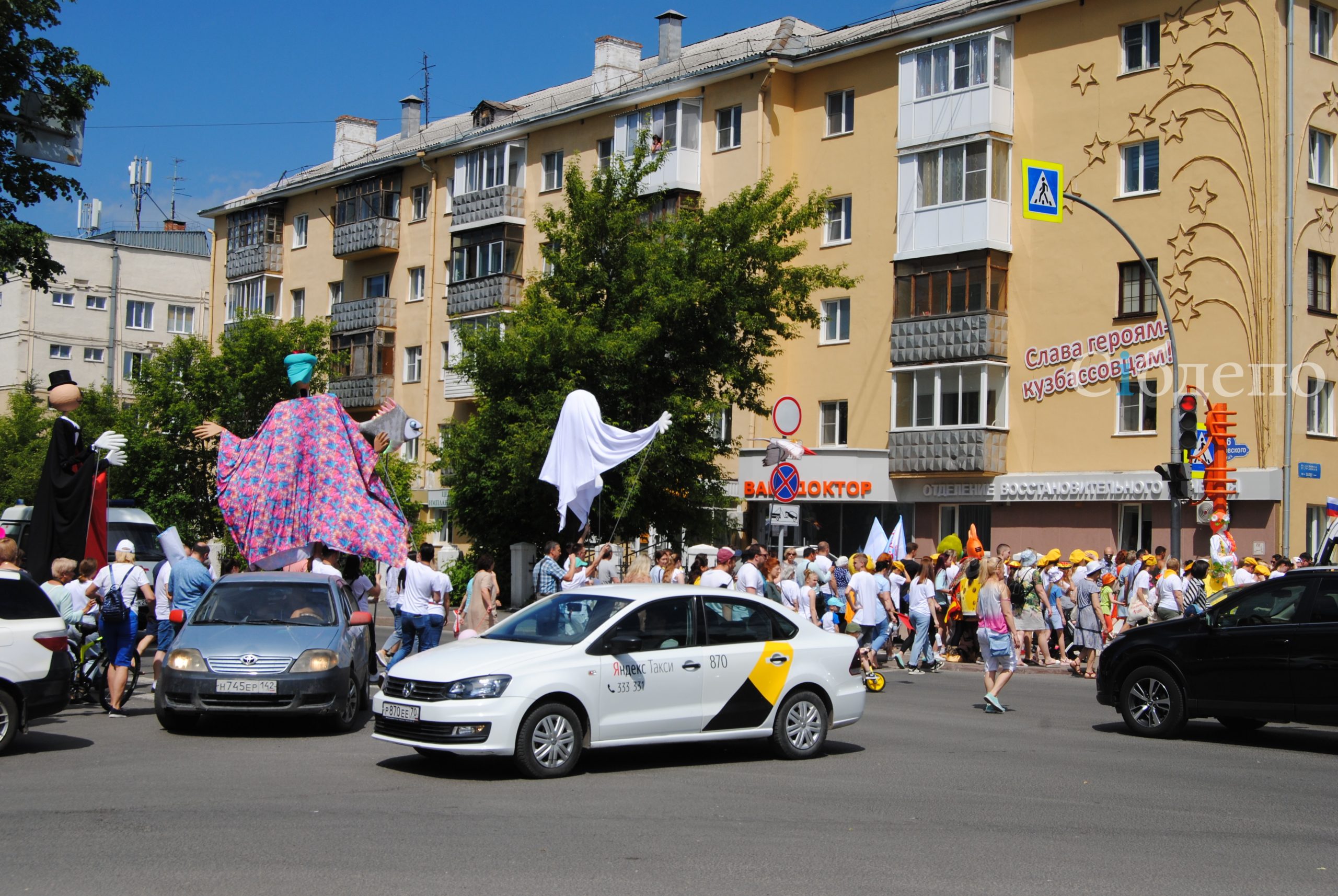«Дорогу перегородило 5-метровое привидение»: 12 июня Кемерово заполонили гигантские куклы