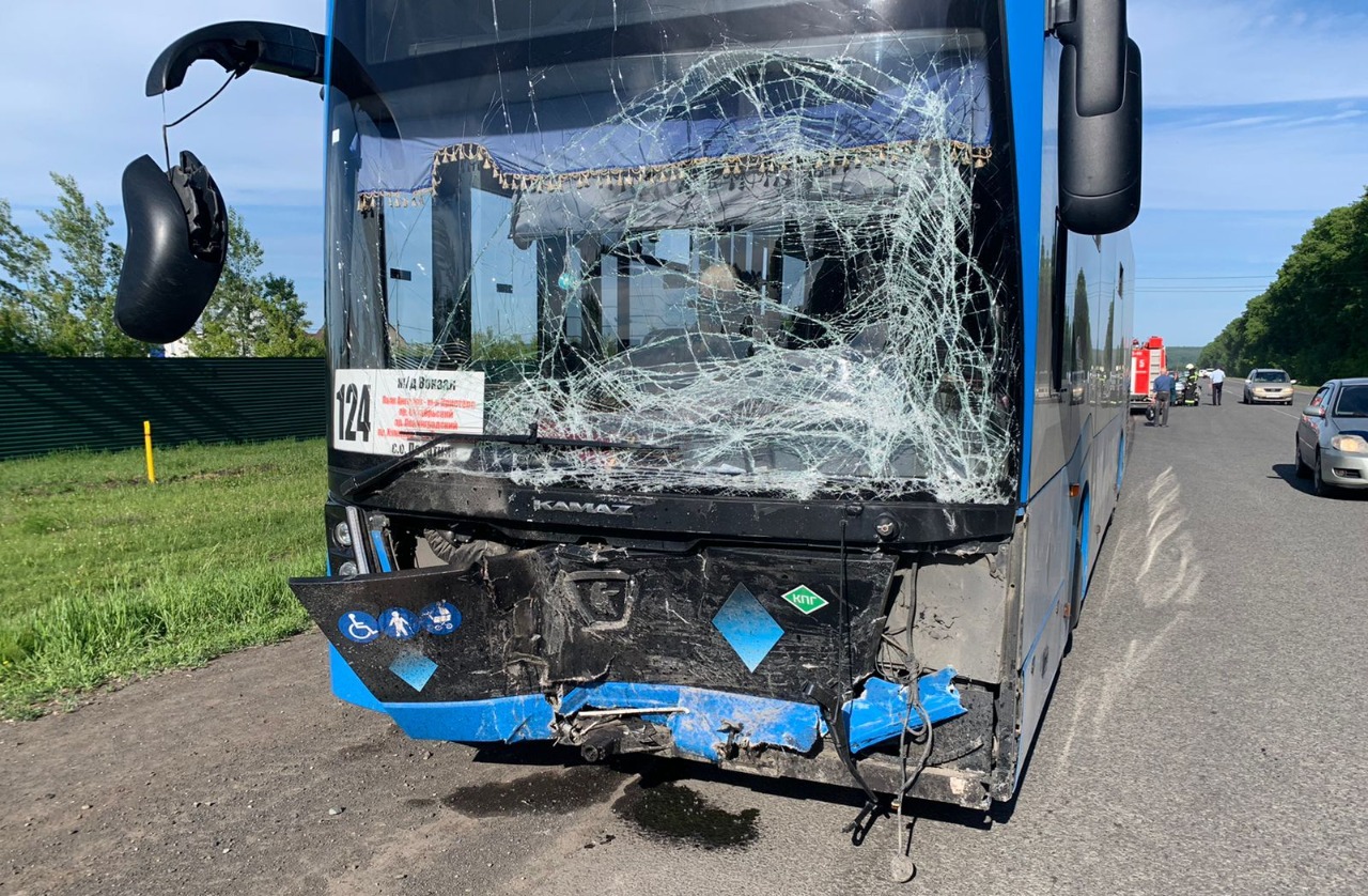Один погибший: в Кузбассе на трассе легковушка столкнулась с пассажирским автобусом