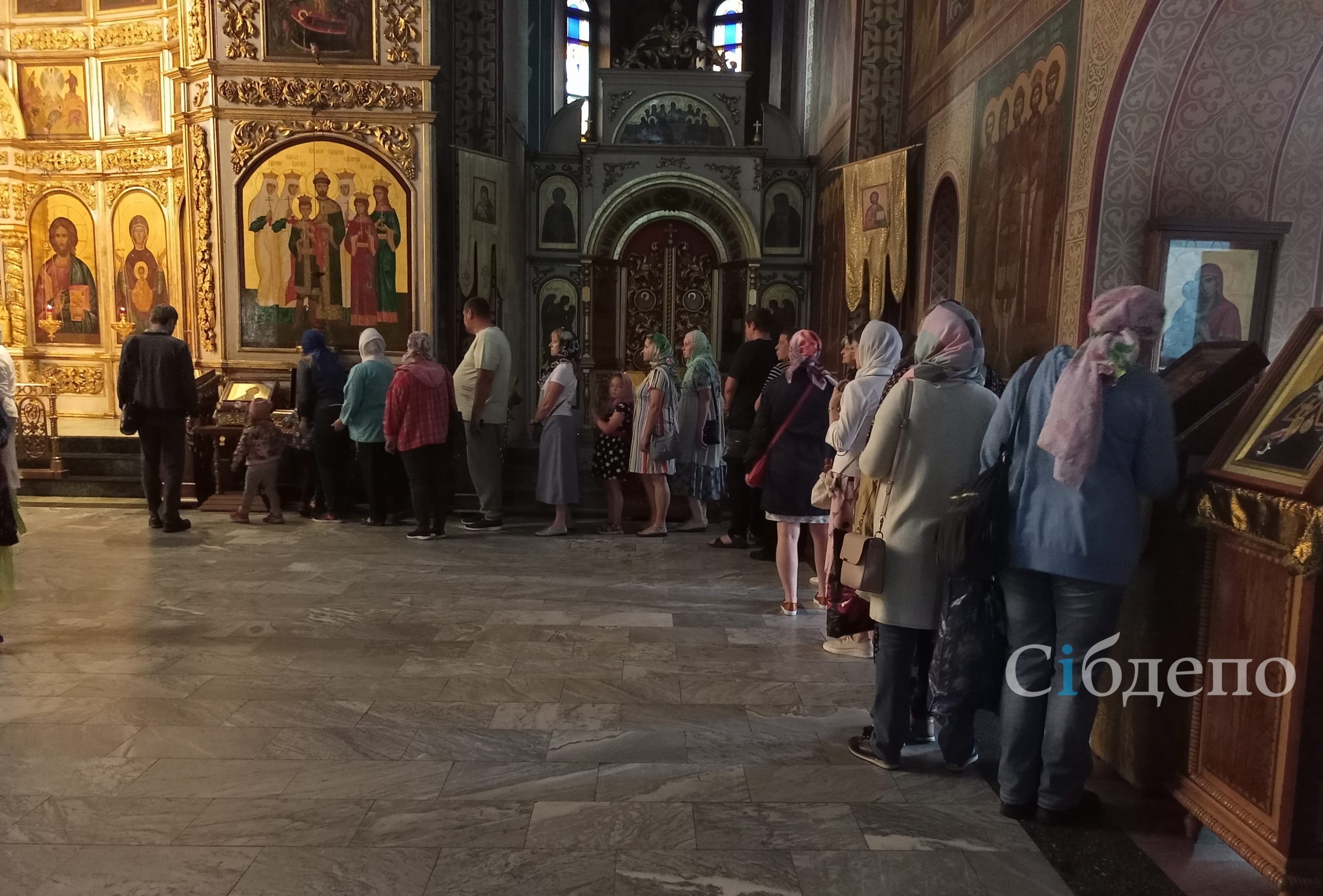 Верующие выстроились в очередь к мощам Сергия Радонежского в Кемерове