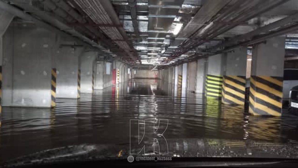 В Кемерове затопило подземную парковку элитной многоэтажки