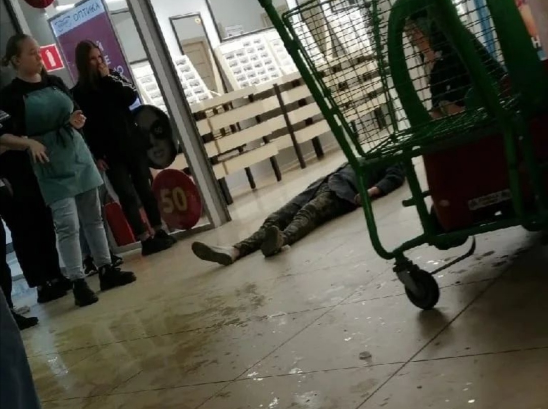 «Лежала и истекала кровью»: в Кузбассе покупатель в магазине напал на девушку