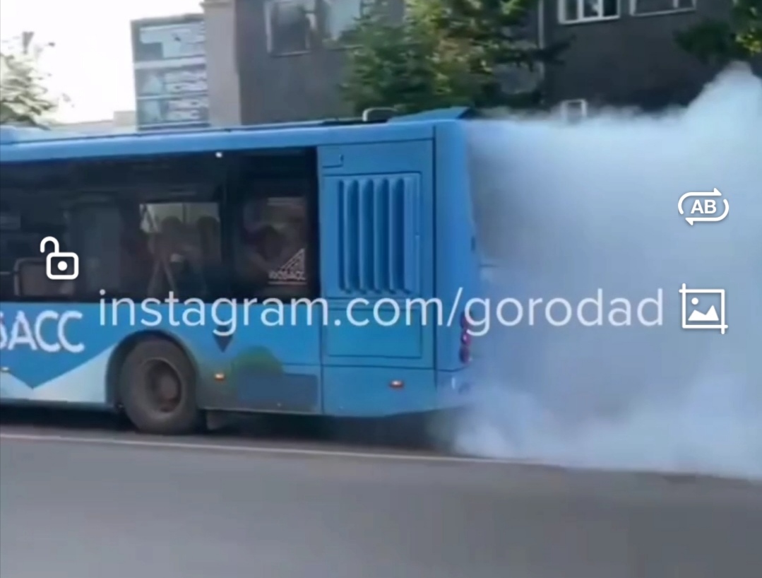 В Новокузнецке автобус оставил от себя умопомрачительный шлейф дыма