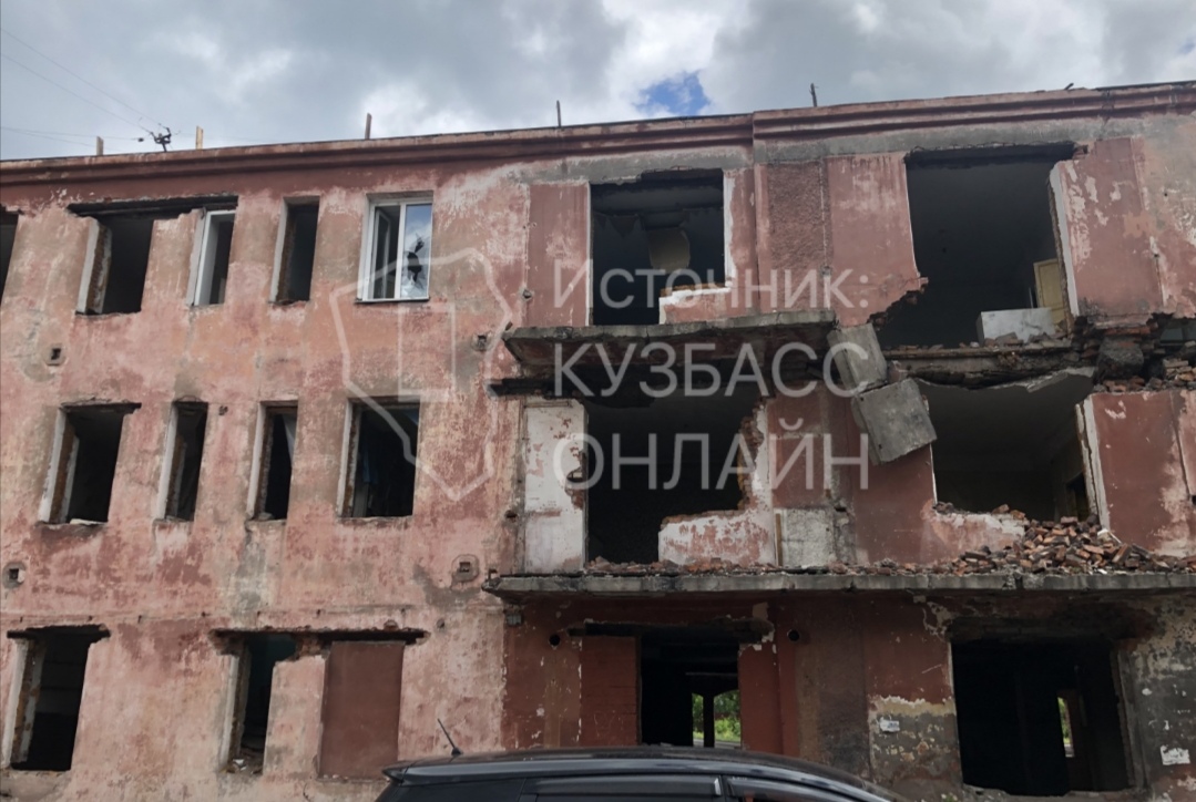В Новокузнецке в страшной «заброшке» развалился балкон