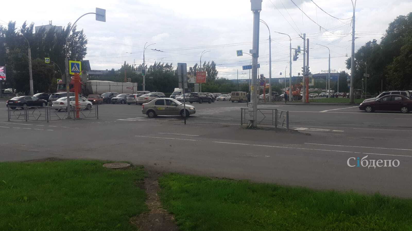 На оживлённой дороге Кемерова водителей поджидает коварный сюрприз