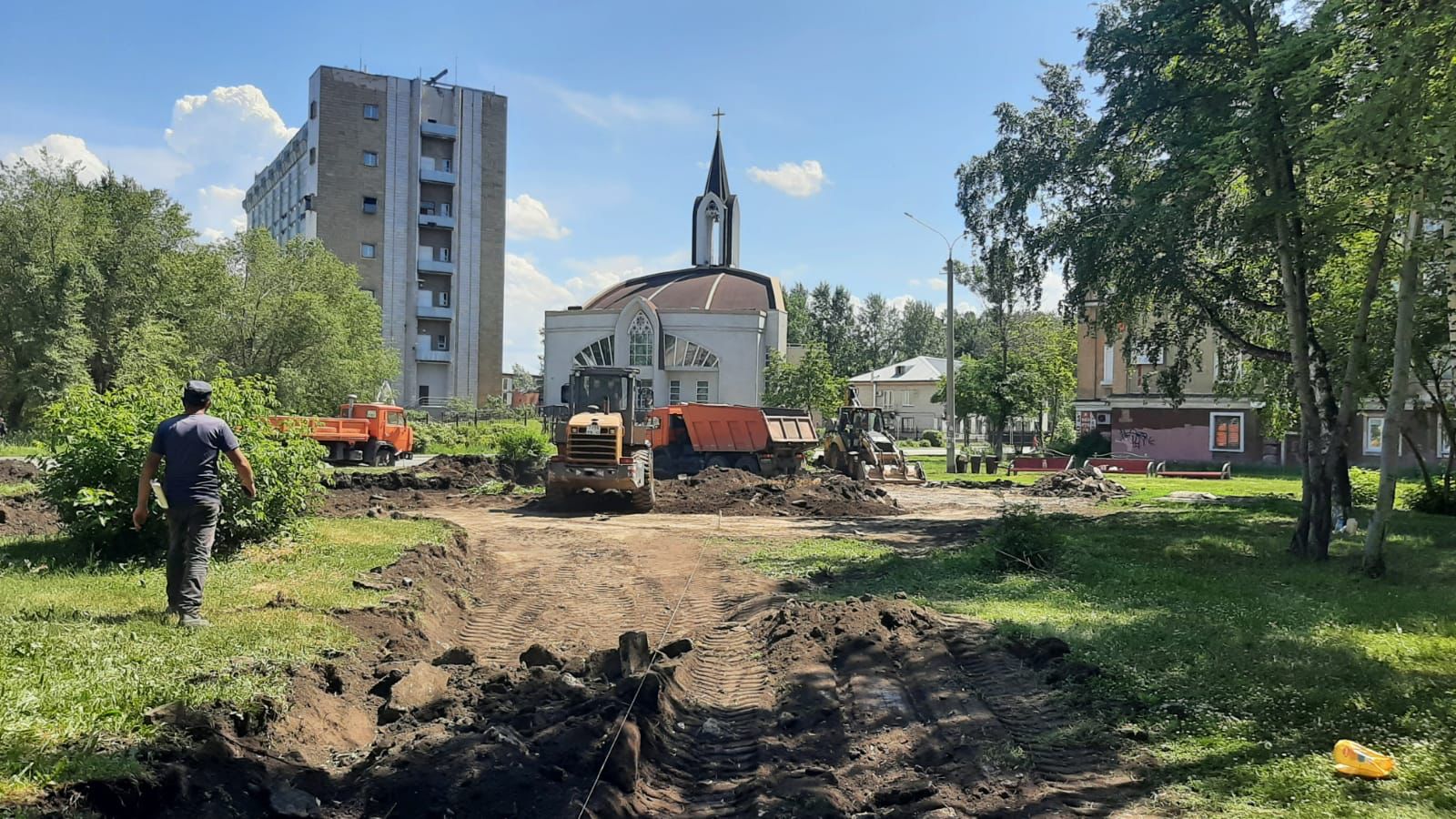 В центре Кемерова уничтожают сквер у католической церкви