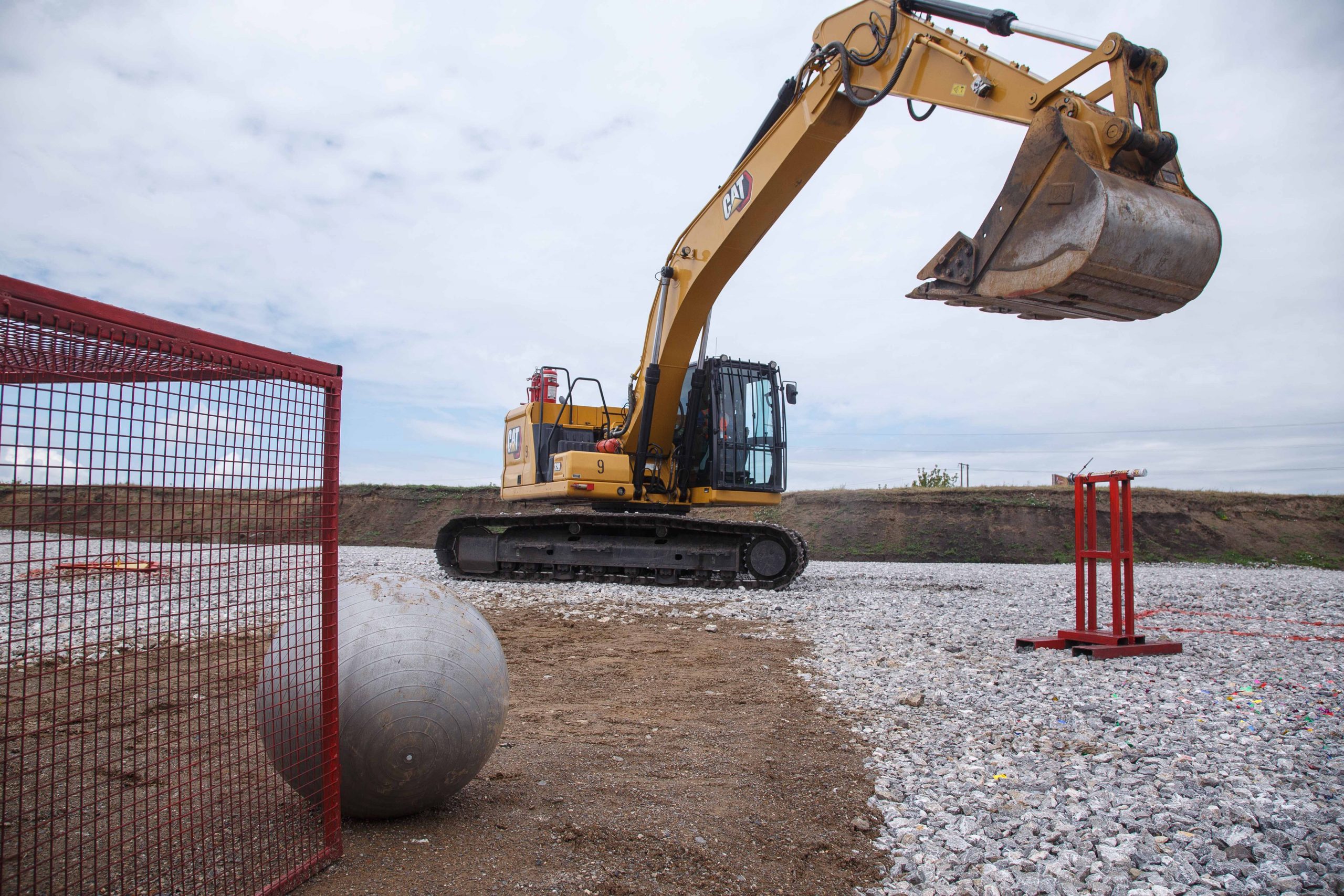 Ук кузбассразрезуголь ао. Кузбассразрезуголь экскаватор Hitachi. АО «УК «Кузбассразрезуголь». Экскаваторов УК. Машинист экскаватора.