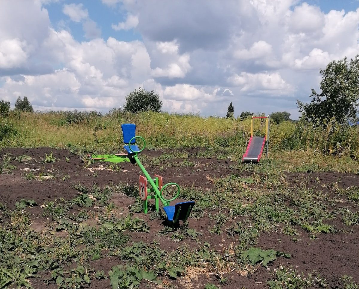 «Позорище»: власти поставили детскую площадку в Кузбассе в куче грязи