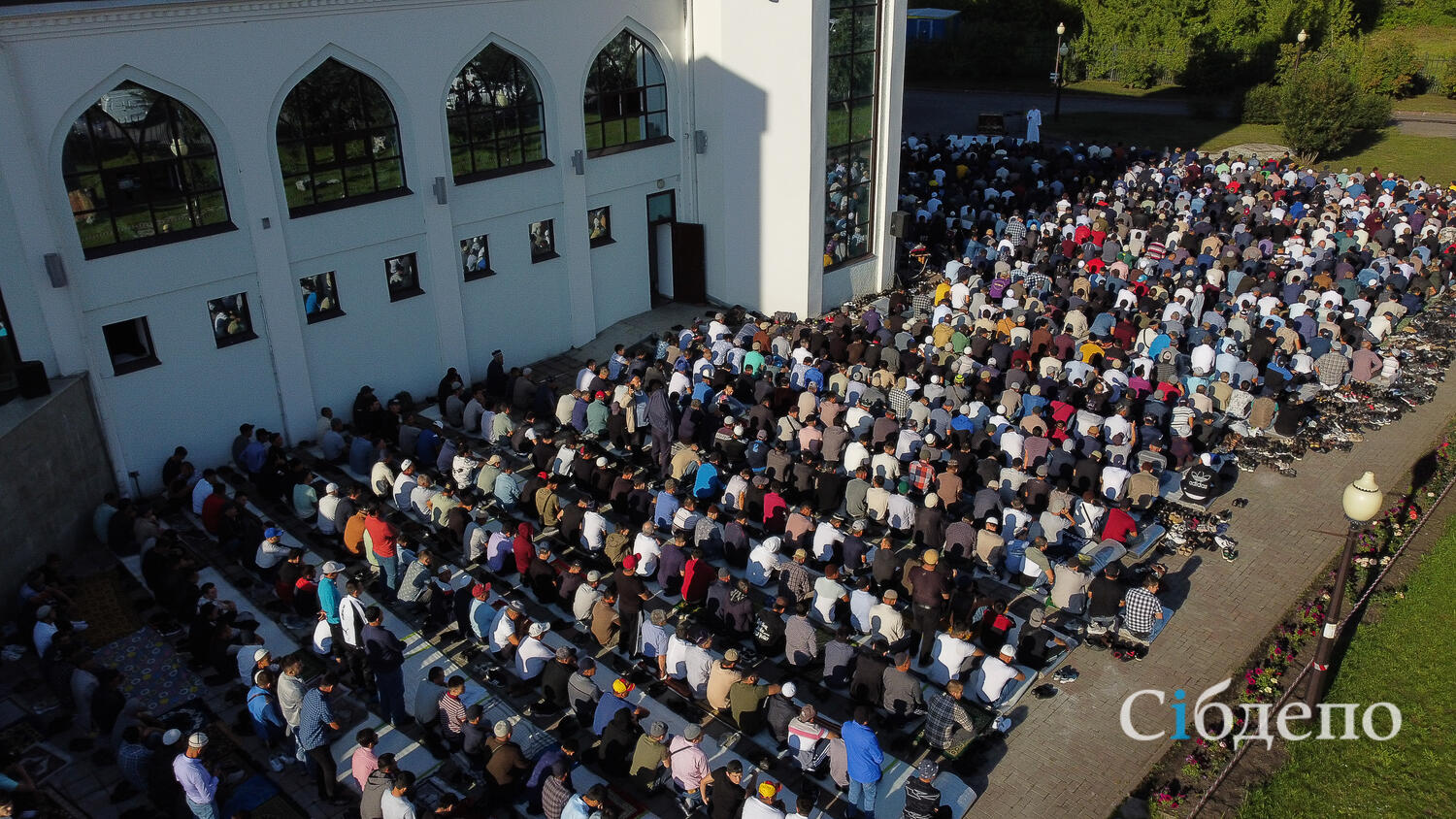 Сотни мусульман собрались в мечети на Курбан-байрам в Кемерове