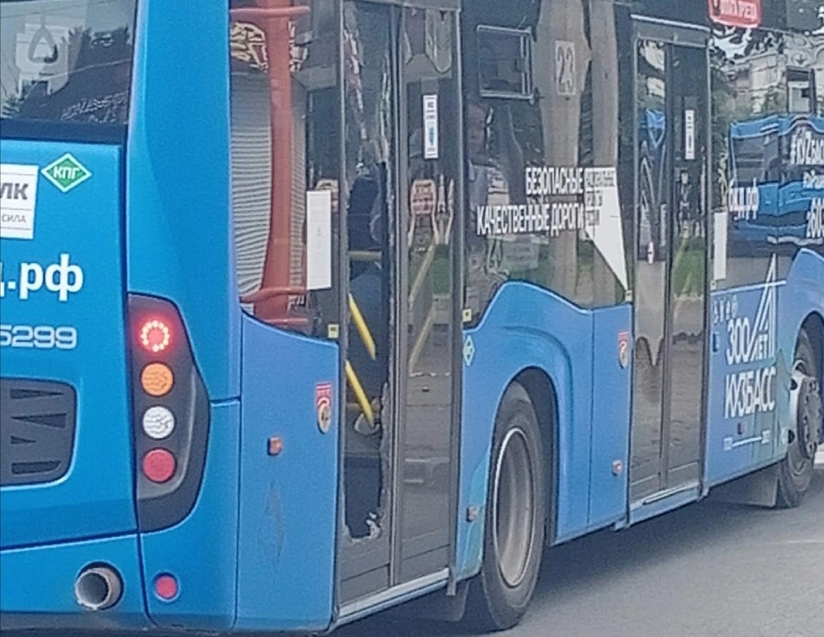 В Кемерове недовольный пассажир разбил двери в автобусе • 07.07.2022 •  Новости • Сибдепо