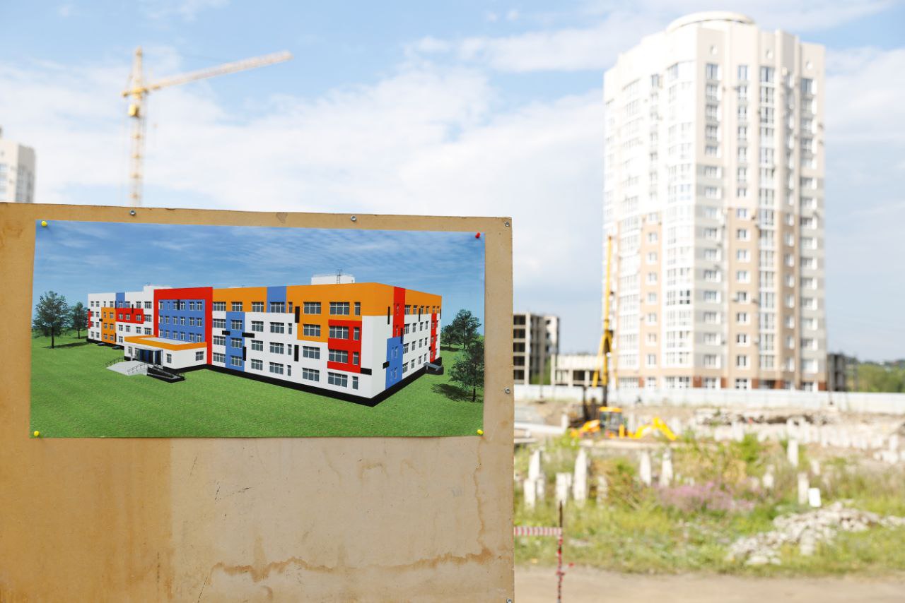Две новые школы построят в разных районах Новокузнецка