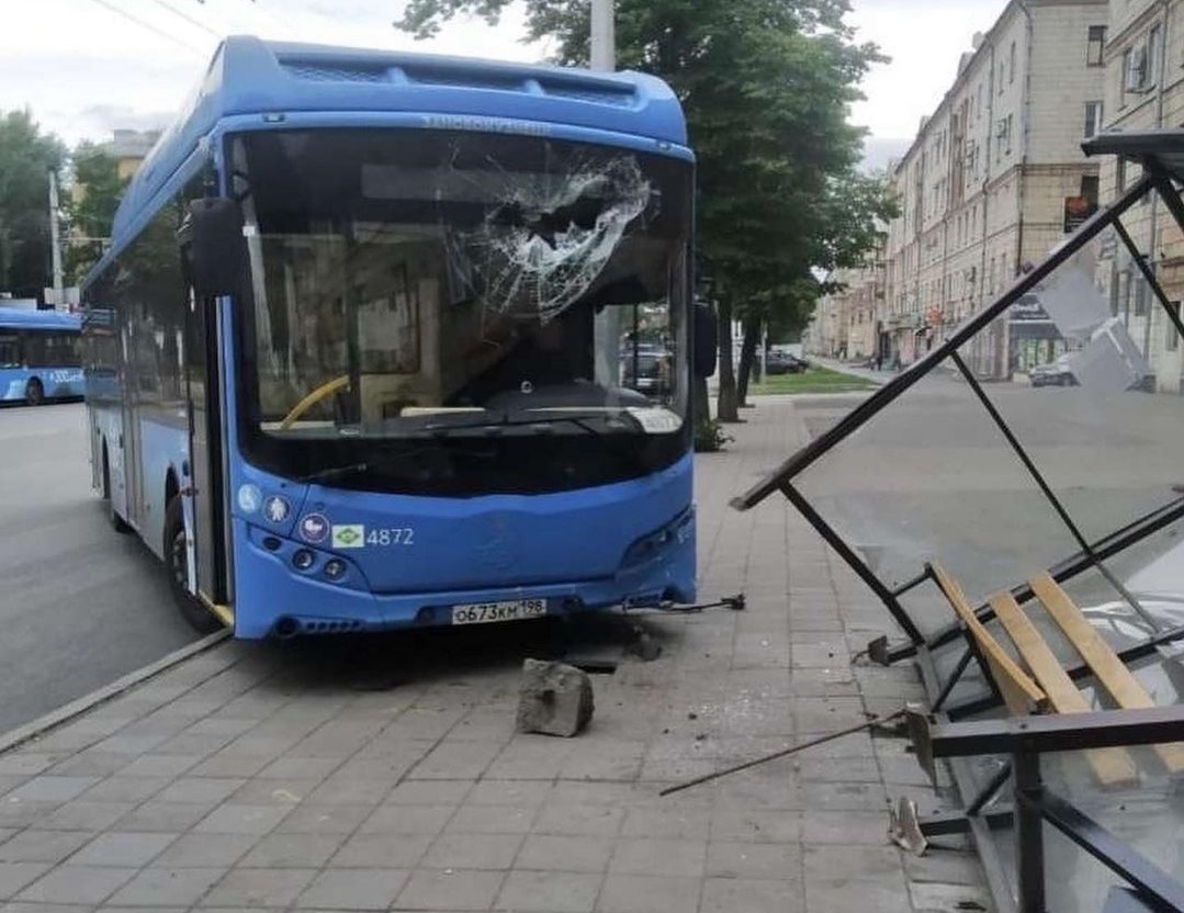 В Новокузнецке автобус без водителя снёс остановку
